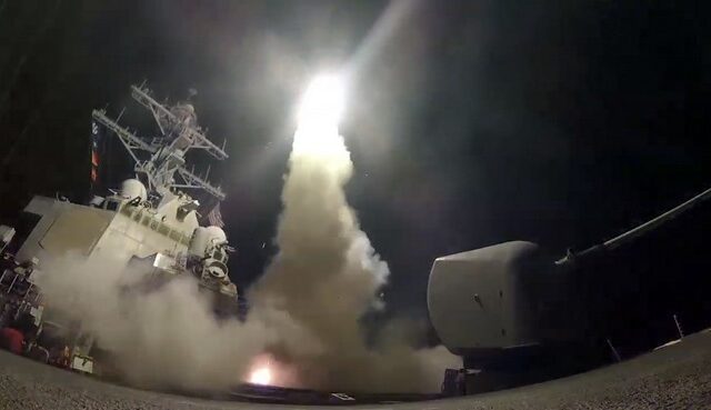 Επίθεση ΗΠΑ με 59 πυραύλους σε αεροπορική βάση στη Συρία