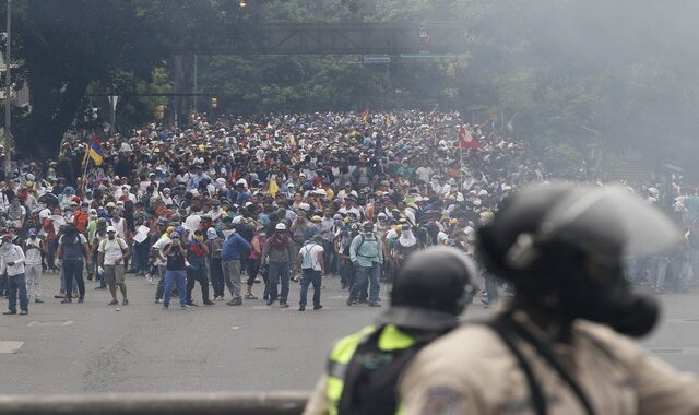 Βενεζουέλα: 11 νεκροί από σφαίρες και ηλεκτροπληξία, σε μια βραδιά
