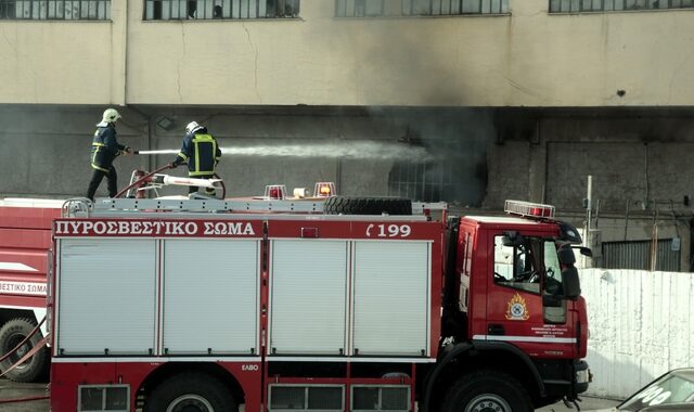 Κατέρρευσε από τη φωτιά η στέγη στη θυγατρική της βιομηχανίας ‘ΒΙΚΗ’