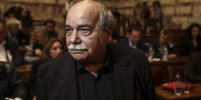 Με αιχμηρή αναφορά στις Εξεταστικές απάντησε ο Βούτσης στον Μητσοτάκη