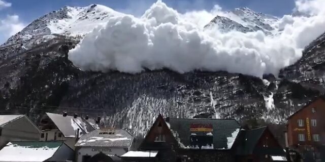 Βίντεο: Η τρομακτική στιγμή που χιονοστιβάδα κατηφορίζει σε χωριό