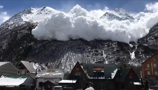 Βίντεο: Η τρομακτική στιγμή που χιονοστιβάδα κατηφορίζει σε χωριό