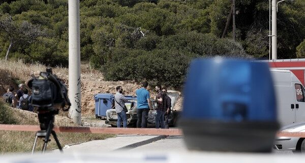 Μυστήριο με δύο άτομα που βρέθηκαν απανθρακωμένα μέσα σε αυτοκίνητα
