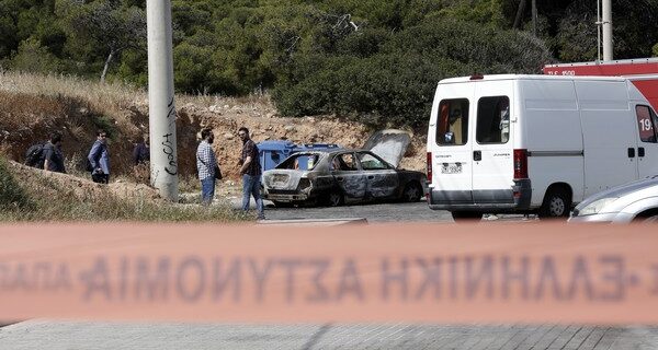 Απανθρακωμένοι σε αυτοκίνητα: Αυτοκτονία βλέπουν οι Αρχές