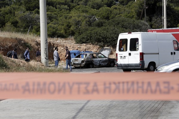Απανθρακωμένοι σε αυτοκίνητα: Αυτοκτονία βλέπουν οι Αρχές