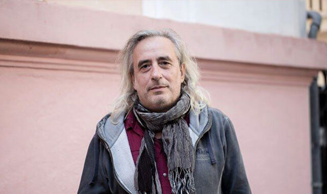 Γιάννης Αγγελάκας: Εκτός από τους παραδομένους στην παρακμή, υπάρχουν και οι φωτεινοί άνθρωποι