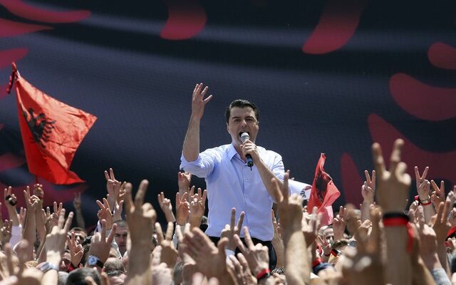Αλβανία: ‘Ασθενική’ η διαδήλωση κατά Ράμα στα Τίρανα