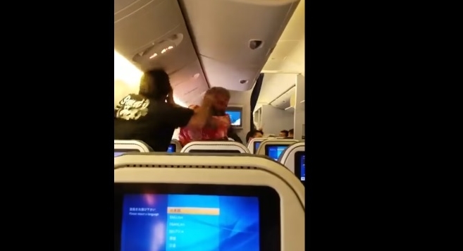 Βίντεο: Απίστευτο ξύλο μέσα σε αεροσκάφος