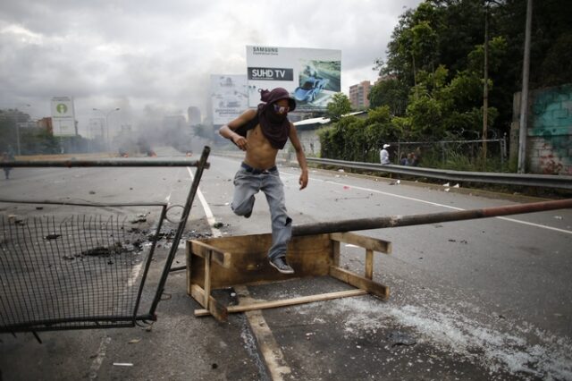 Βενεζουέλα: Καταλήψεις κτιρίων και δρόμων, νεκρός ένας 18χρονος