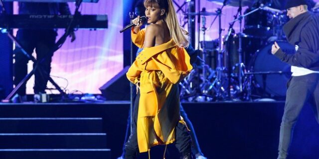 Μάντσεστερ: H Ariana Grande αναλαμβάνει τα έξοδα κηδείας των θυμάτων