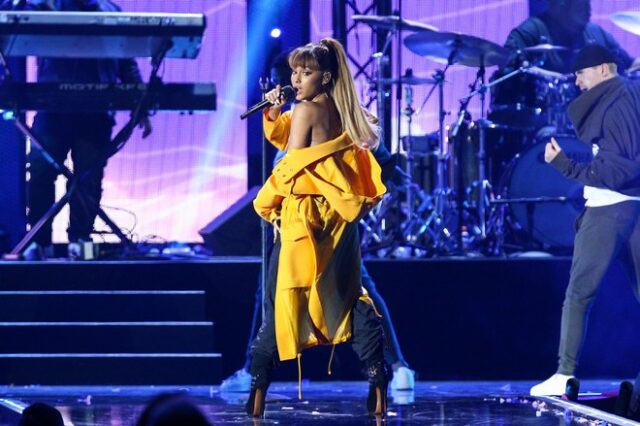 Μάντσεστερ: H Ariana Grande αναλαμβάνει τα έξοδα κηδείας των θυμάτων