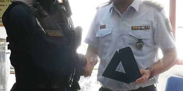 Βράβευση αστυνομικών που απεγκλώβισαν πολίτες στην Καλαμάτα