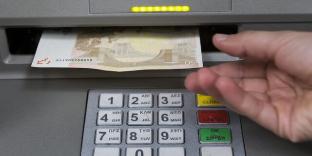 Capital Controls: Χαλάρωση με μηνιαίο πλαφόν