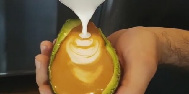 Avolatte: Νέα μόδα θέλει τον καφέ να σερβίρεται σε αβοκάντο