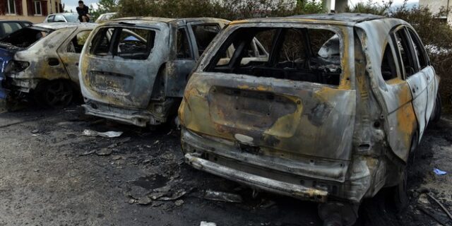 Εμπρησμός 5 αυτοκινήτων σε υπαίθριο πάρκινγκ στον Λόφο του Στρέφη