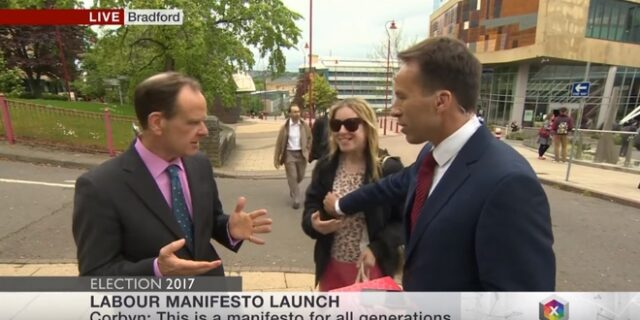 Το βίντεο που διχάζει: Απωθεί περαστική πιάνοντάς τη ‘κατά λάθος’ από το στήθος