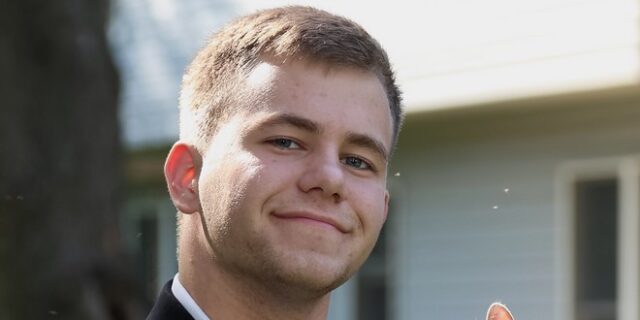 Πήγε στο χορό αποφοίτησης με το γατάκι του