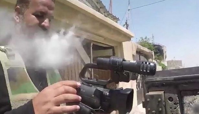 Κάμερα έσωσε τη ζωή ρεπόρτερ από σφαίρα τζιχαντιστή