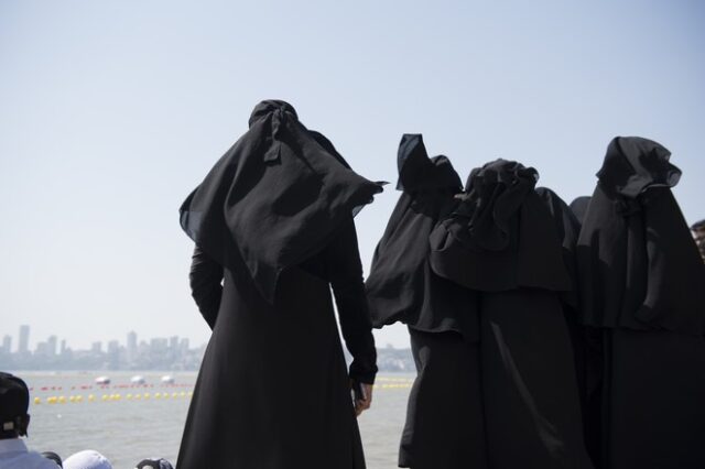Γαλλία: Σύλληψη γυναικών με μπουρκίνι στην παραλία των Καννών
