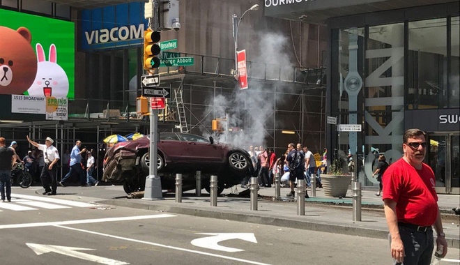 Νέα Υόρκη: Αυτοκίνητο έπεσε σε πεζούς στην Times Square
