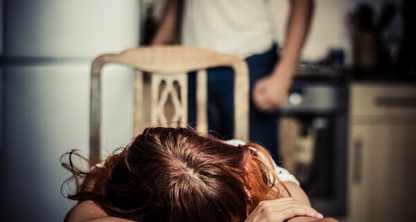 Έδενε την κόρη του στο καλοριφέρ και την χτυπούσε