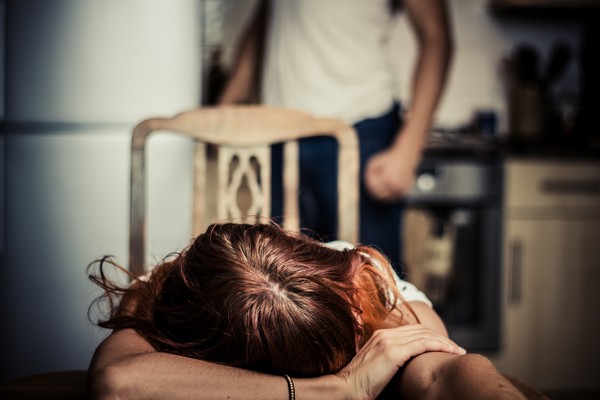 Έδενε την κόρη του στο καλοριφέρ και την χτυπούσε