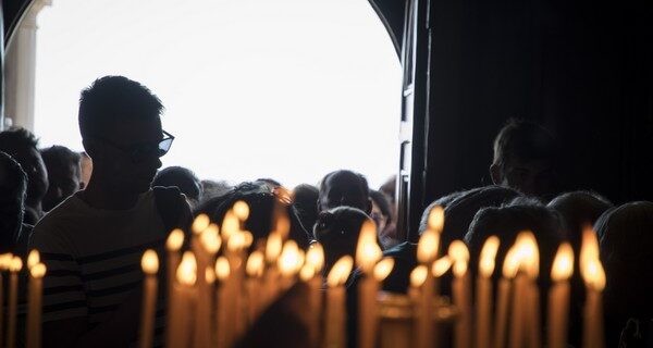 Νεωκόρος ανέβασε πανό μέσα στην εκκλησία και καταδικάστηκε