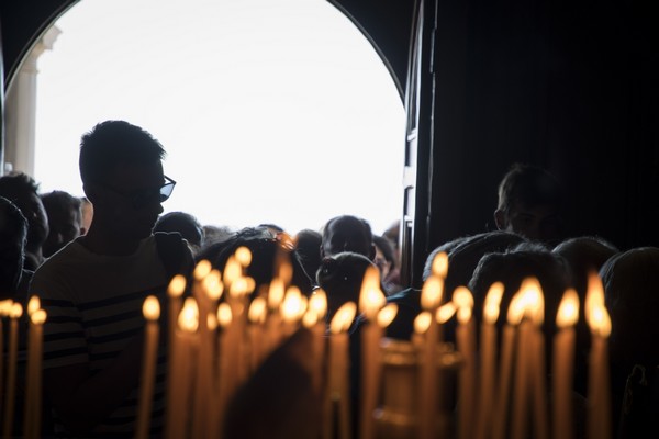 Νεωκόρος ανέβασε πανό μέσα στην εκκλησία και καταδικάστηκε
