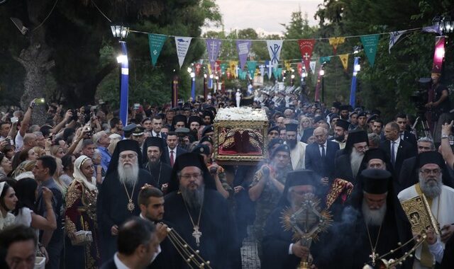 Κοσμοσυρροή για το λείψανο της Αγίας Ελένης στην Αγία Βαρβάρα