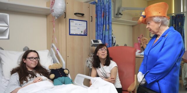Η βασίλισσα Ελισάβετ επισκέφτηκε τα θύματα του Μάντσεστερ