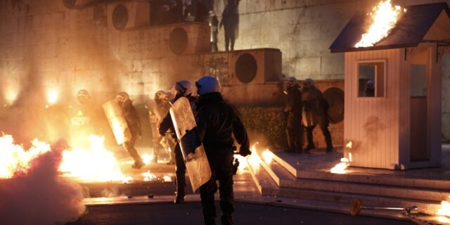 Σοβαρά επεισόδια στη Βουλή. Έκαψαν φυλάκιο στον Άγνωστο Στρατιώτη