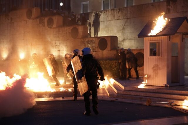 Σοβαρά επεισόδια στη Βουλή. Έκαψαν φυλάκιο στον Άγνωστο Στρατιώτη