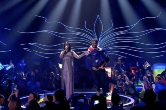 Eurovision: Fan ανέβηκε στη σκηνή και έκανε διάσημα τα οπίσθιά του!