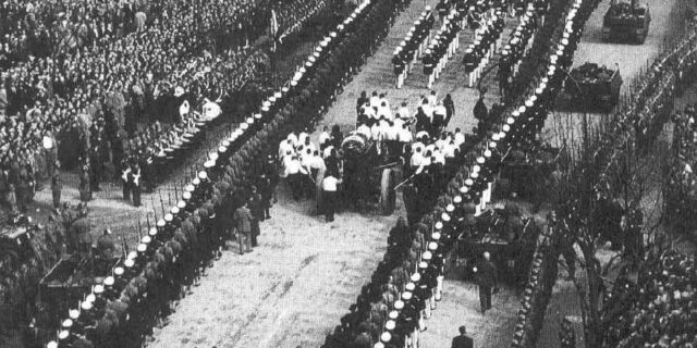 Μηχανή του Χρόνου: Στην κηδεία της πέθαναν 8 άτομα προσπαθώντας να ακουμπήσουν το φέρετρό της