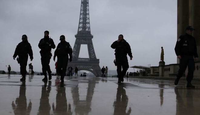 Ένταση μεταξύ διαδηλωτών και αστυνομικών στο Παρίσι