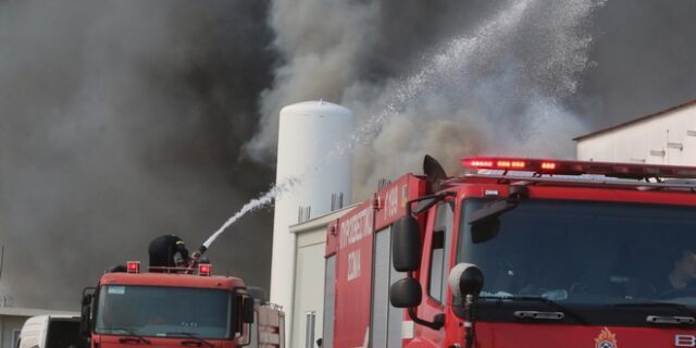 Θεσσαλονίκη: Πυρκαγιά στον προαύλιο χώρο εργοστασίου έξω από τη Γέφυρα