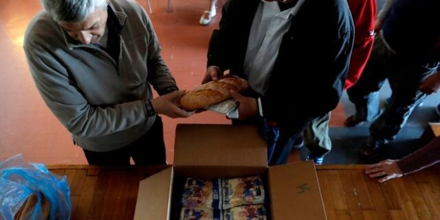 ‘Ζούμε 6 άτομα με 750 ευρώ το μήνα’: Η ασθένεια της ακραίας φτώχειας στην Ελλάδα