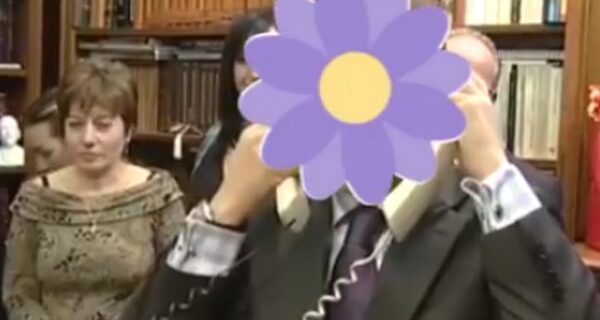 ΦΧΑΡΙΣΤΩ! Το Facebook έβγαλε λουλούδι reaction και τα τρολ πήραν φωτιά