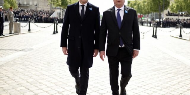 Ολάντ και ο Μακρόν κατέθεσαν στεφάνι στην Αψίδα του Θριάμβου