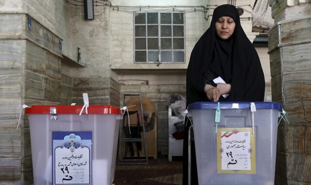 Ιρανικές εκλογές: Παρατάθηκε κατά δύο ώρες η ψηφοφορία λόγω μαζικής προσέλευσης
