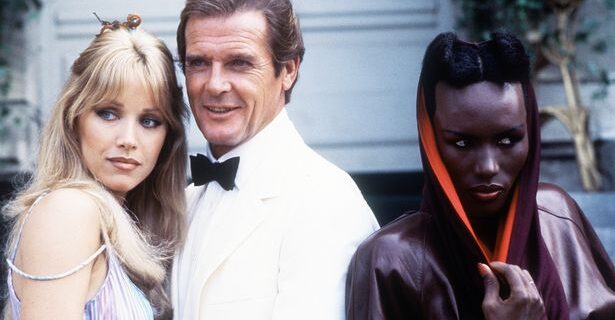 Μηχανή του Χρόνου. Ρότζερ Μουρ: Η φρίκη του πολέμου, οι θυελλώδεις σχέσεις και η απόφαση να αποσυρθεί