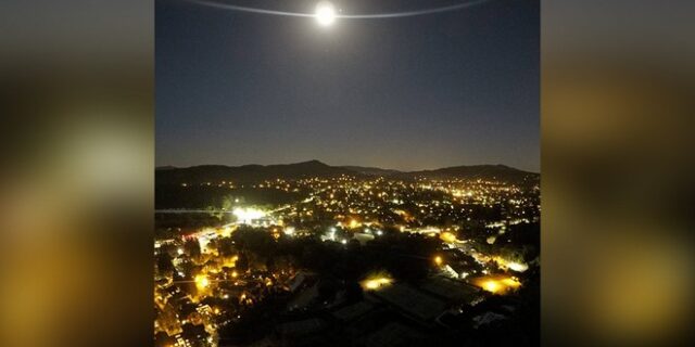 Εικόνες που κόβουν την ανάσα: Ο ‘ερωτικός’ χορός του Δία με τη Σελήνη