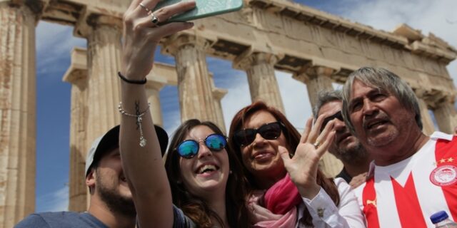 Φωτογραφίες: Η ντε Κίρχνερ έβγαλε selfie με φίλο του Ολυμπιακού