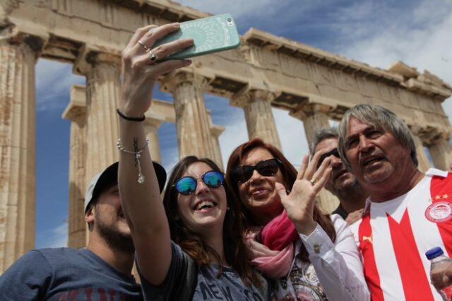 Φωτογραφίες: Η ντε Κίρχνερ έβγαλε selfie με φίλο του Ολυμπιακού