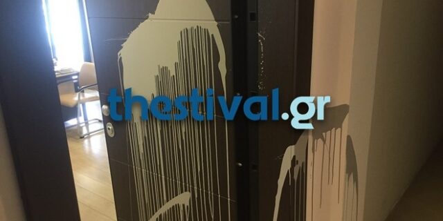 Επίθεση με μπογιές στο γραφείο του Σταύρου Καλαφάτη