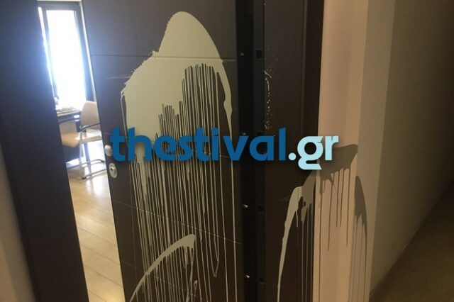 Επίθεση με μπογιές στο γραφείο του Σταύρου Καλαφάτη