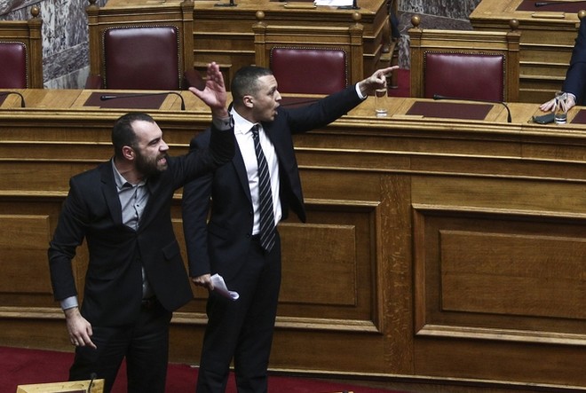 Όταν η φρουρά επενέβαινε στο ελληνικό κοινοβούλιο