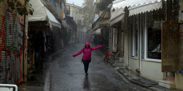 Νεφώσεις, σποραδικές καταιγίδες και πτώση της θερμοκρασίας