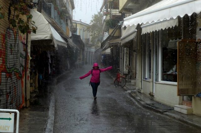 Νεφώσεις, σποραδικές καταιγίδες και πτώση της θερμοκρασίας