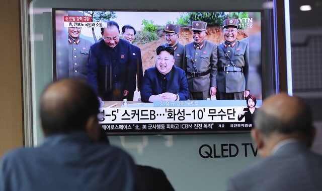Β.Κορέα: Νέα εκτόξευση πυραύλου υπό την επίβλεψη του Κιμ Γιονγκ Ουν